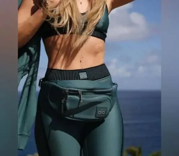 Alo Yoga Explorer Fanny Pack Winter Ivy - Picture 4 of 5